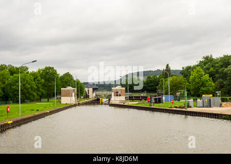 TRIER, ALLEMAGNE - 5ème Aug 17 : Le second verrou le long de la Moselle pour accueillir ascenseurs à bateaux/chute d'une hauteur maximale de 7,25 m à Traben-trarbach. Banque D'Images