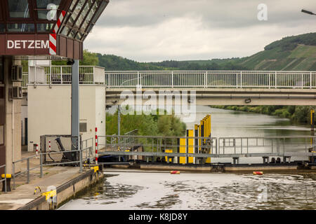 TRIER, ALLEMAGNE - 5ème Aug 17 : Le second verrou le long de la Moselle pour accueillir ascenseurs à bateaux/chute d'une hauteur maximale de 7,25 m à Traben-trarbach. Banque D'Images