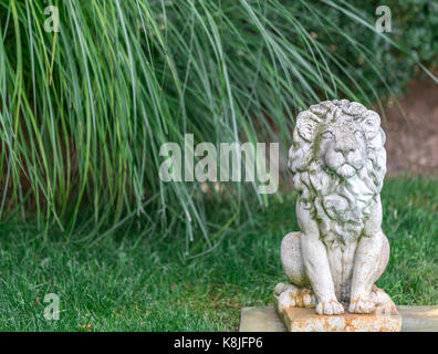 Lion en béton dans une cour à Sag Harbor, NY Banque D'Images