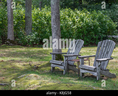 Paire de chaises en plein air dans une cour à Southampton, New York Banque D'Images