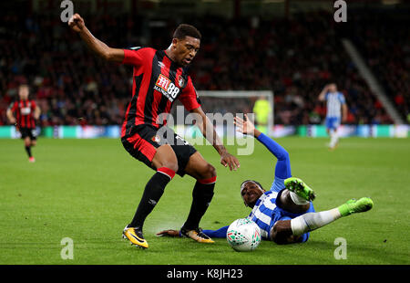 Bournemouth afc jordon ibe (à gauche) et de Brighton et Hove Albion José heriberto izquierdo en action pendant la coupe du troisième tour, cire en match à la vitalité stadium, bournemouth. Banque D'Images