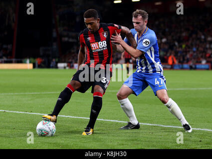 Bournemouth afc jordon ibe (à gauche) et de Brighton et Hove Albion desmond hutchinson en action pendant la coupe du troisième tour, cire en match à la vitalité stadium, bournemouth. Banque D'Images