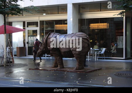 Rhinoceros sculpture par l'artiste john a. tobler en face de l'entrée du siège de la banque cantonale de Zurich sur la Bahnhofstrasse. Banque D'Images