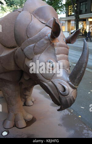 Rhinoceros sculpture par l'artiste john a. tobler en face de l'entrée du siège de la banque cantonale de Zurich sur la Bahnhofstrasse. Banque D'Images