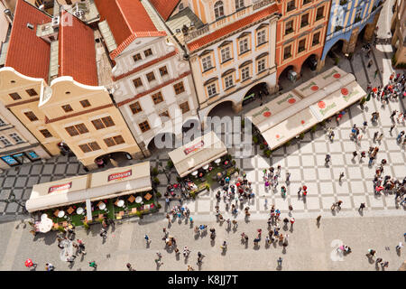 Prague, République tchèque - 30 juin 2013 : une partie de la destination touristique importante - la place de la vieille ville vue depuis le haut de l'hôtel de ville. Banque D'Images