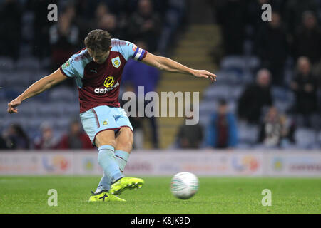 James du burnley tarkowski rate un mort au cours de la séance de tirs au carabao cup, troisième tour match à turf moor, Burnley. Banque D'Images