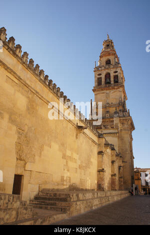 Tour et mur de la Mezquita - Cathédrale de Cordoue, Espagne Banque D'Images