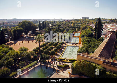 Vue aérienne de l'Alcazar à Cordoue, Espagne - fontaines, arbres et toits avec horizon Banque D'Images