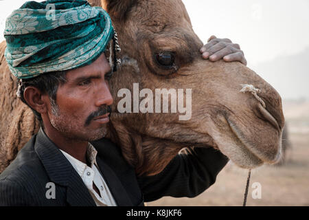 Pushkar, Inde - circa novembre 2016 : portrait de herder et chameau dans le camel pushkar fair grounds. c'est l'une des plus grandes foires chameau ap. Banque D'Images