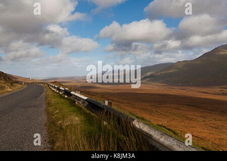 A838 seule piste route le long de Strath Dionard Banque D'Images