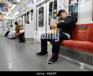 Tokyo, Japon - Jan 3, 2016. personnes dans la gare de métro à Tokyo, Japon. tokyo est béni avec l'un des plus efficace de transport public sys Banque D'Images