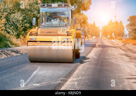 Compacteur à rouleau vibration lourde asphalt pavement travaille pour la réparation des routes Banque D'Images