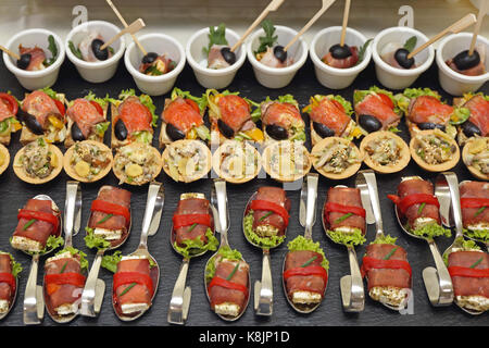 Canape cuisine de fête servi en cuillères pliées Banque D'Images