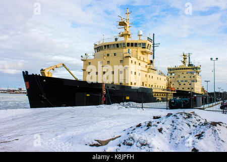 Voima et deux urho, les brise-glaces diesel-électrique de la flotte de la Finlande dans l'île de Katajanokka, Helsinki, Finlande Banque D'Images