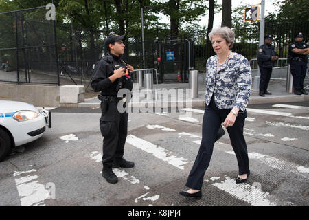 Premier ministre Theresa peut marche de l'Organisation des Nations unies à New York le mardi où elle a assisté à l'assemblée générale de cette année. Plus tard mercredi elle va aborder la réunion annuelle. Banque D'Images