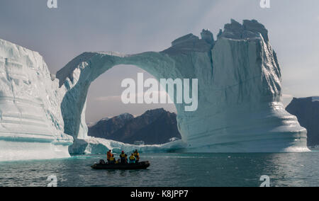 Bateau gonflable en face d'iceberg, nordbugten voûté, Groenland Banque D'Images