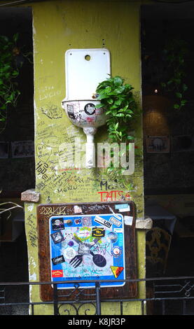 Szimpla Kert ruin bar, situé dans le vieux quartier juif, Rue Kazinczy, Budapest, Hongrie Banque D'Images