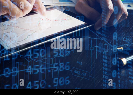 Homme d'affaires travaillant avec les données financières de marché boursier. Banque D'Images