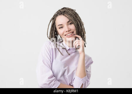 Woman smiling with sourire parfait et des dents blanches. Ses cheveux fait Banque D'Images