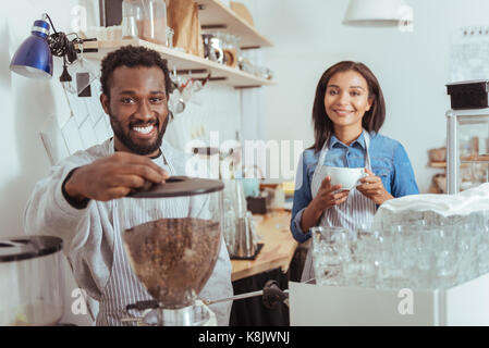 Baristas agréable de faire de la formation dans le café café Banque D'Images