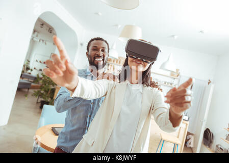 Jeune femme essayant de nouveaux casque vr Banque D'Images