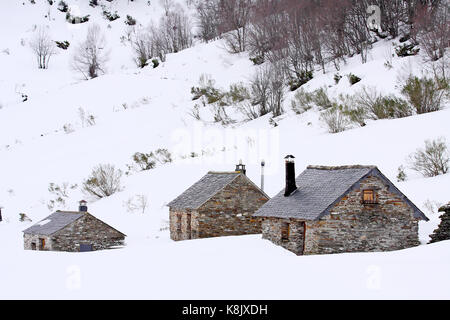 Groupe de cabines dans la neige en hiver en brana de buenverde, laciana's Valley, Leon, espagne. Banque D'Images