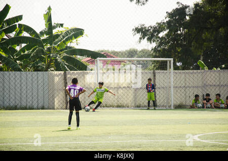 Thai asiatique enfants jouant en tournoi de futsal à hauteur de futsal le 21 janvier 2017 à Bangkok, Thaïlande Banque D'Images