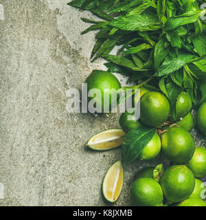 Flatlay de limes et de menthe fraîchement cueillies, carré petit Banque D'Images