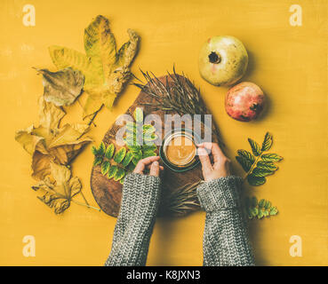 Dans les mains de la femme' pull en laine gris holding espresso Banque D'Images