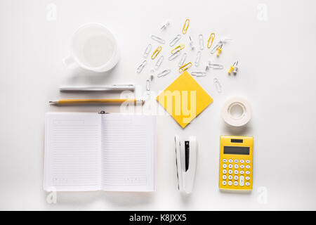 Composition des fournitures scolaires blanc ouvert avec ordinateur portable blanc et tasse Banque D'Images