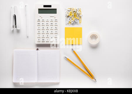 Composition des fournitures scolaires blanc avec bloc-notes et calculatrice vide ouvert Banque D'Images