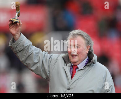 Nigel Johnson, commentateur de la BBC radio Stoke, se présente avec un microphone pour commémorer son 2000e match sur le club lors du match de la Premier League au stade Bet365, Stoke. APPUYEZ SUR ASSOCIATION photo. Date de la photo: Samedi 9 septembre 2017. Voir PA Story FOOTBALL Stoke. Le crédit photo devrait se lire comme suit : Nick Potts/PA Wire. RESTRICTIONS : aucune utilisation avec des fichiers audio, vidéo, données, listes de présentoirs, logos de clubs/ligue ou services « en direct » non autorisés. Utilisation en ligne limitée à 75 images, pas d'émulation vidéo. Aucune utilisation dans les Paris, les jeux ou les publications de club/ligue/joueur unique. Banque D'Images