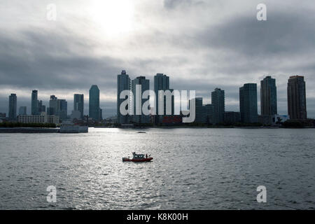 La police armée patrouille dans le fleuve Hudson à l'extérieur du siège des Nations unies à New York, où l'assemblée générale de cette année rencontre a lieu. Banque D'Images