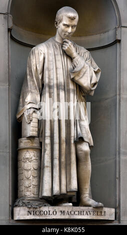 Niccolo Machiavelli, Niccolò di Bernardo dei Machiavel 1469 - 1527 a été un diplomate italien, homme politique, historien, philosophe, humaniste et écrivain de la Renaissance. ( Le père de la science politique moderne ) statue à la Galerie des Offices à Florence, Toscane Italie. par Lorenzo Bartolini Banque D'Images