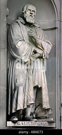 Galileo Galilei 1564 - 1642 était un polymathe italien : astronome, physicien, ingénieur, philosophe, mathématicien et.Statue au musée des Offices à Florence, Toscane Italie par Aristodemo Costoli. Banque D'Images