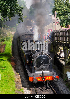 Train à vapeur sur la station de Haworth et Keighley Worth Valley Railway West Yorkshire Angleterre Banque D'Images