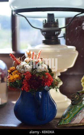 Nature morte de fleurs séchées et d'une lampe à huile Banque D'Images