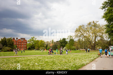 Un nuage tempête brasse à Kew gardens, Richmond, Londres Banque D'Images