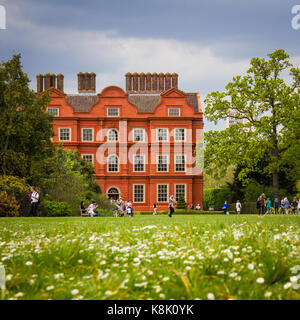 Un nuage tempête brasse à Kew gardens, Richmond, Londres Banque D'Images