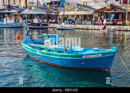 L'île de Samos, Grèce - 18 septembre 2016 : des bateaux de pêche à Pythagorion/Pythagoreio Banque D'Images