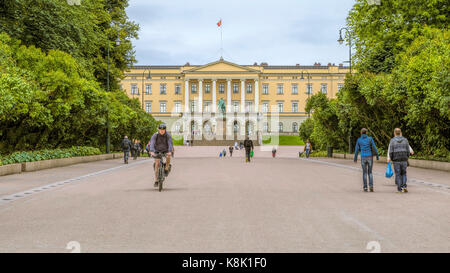 Vue sur la rue du Palais Royal à Oslo, Norvège, la résidence officielle du roi Harald V, l'actuel roi de Norvège. Banque D'Images