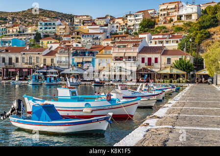 L'île de Samos, Grèce - 18 septembre 2016 : des bateaux de pêche à Pythagorion/Pythagoreio Banque D'Images