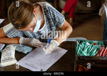 Arrupe karuna krom programme de sensibilisation dirigé par l'église catholique (jésuites) à battambang, cambodge. Dentiste espagnol. Banque D'Images