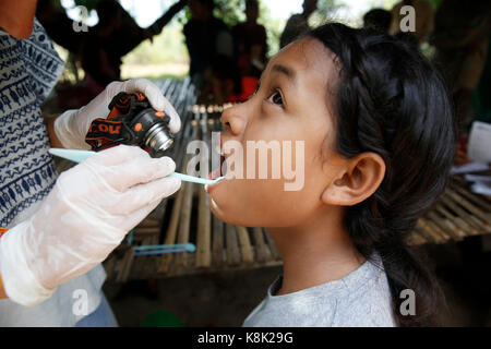 Arrupe karuna krom programme de sensibilisation dirigé par l'église catholique (jésuites) à battambang, cambodge. Dentiste espagnol. Banque D'Images