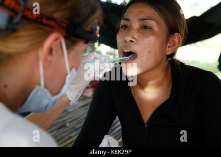 Arrupe karuna krom programme de sensibilisation dirigé par l'église catholique (jésuites) à battambang, cambodge. Dentiste espagnol. Banque D'Images