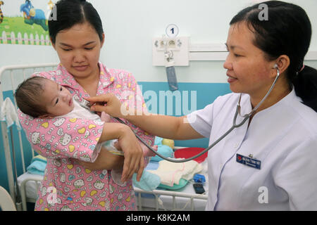 L'institut de cardiologie offre des soins de haute qualité aux patients vietnamiens souffrant de maladies cardiaques. Médecin à l'écoute du cœur de bébé. ho chi minh ville. vietnam. Banque D'Images