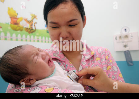 L'institut de cardiologie offre des soins de haute qualité aux patients vietnamiens souffrant de maladies cardiaques. Médecin à l'écoute du cœur de bébé. ho chi minh ville. vietnam. Banque D'Images