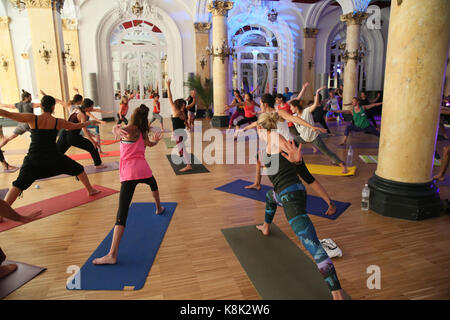 Chamonix yoga festival. France. Banque D'Images