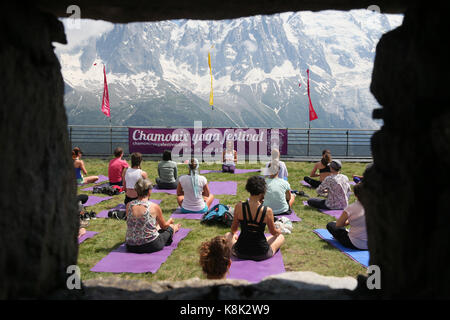 Chamonix yoga festival. France. Banque D'Images