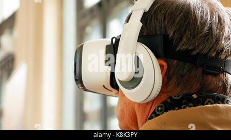 Ancien senior homme portant un casque vr Banque D'Images